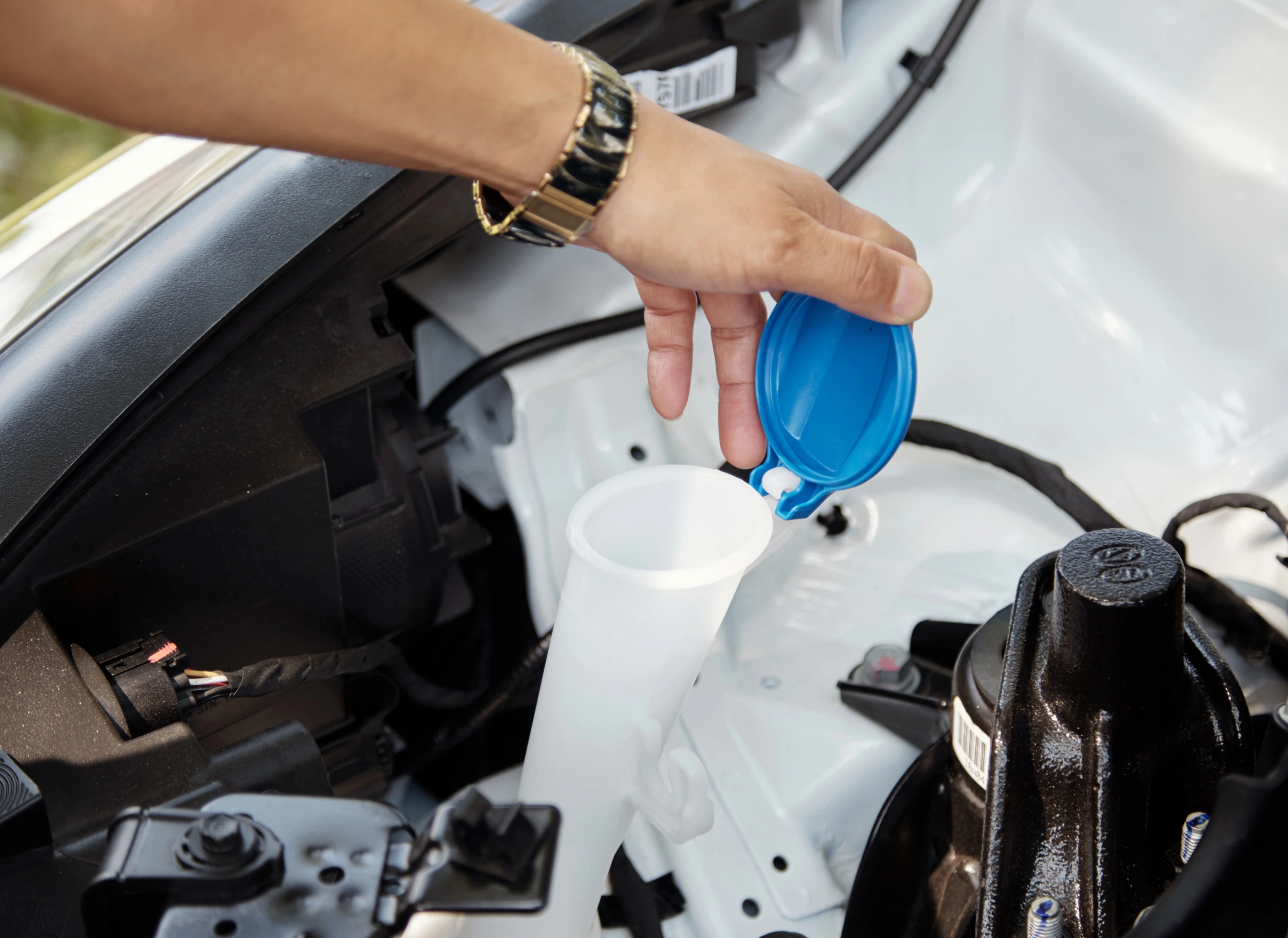 How to replace a windshield washer fluid reservoir